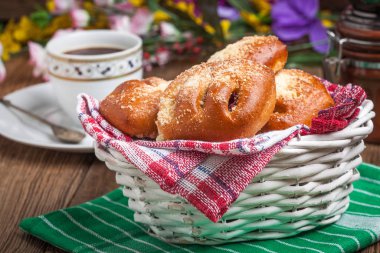 Ahşap bir masa üzerinde meyveleri ile buns.