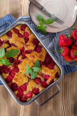 Bir kalıp çilek ile Maya kek.