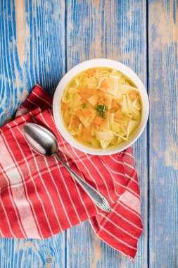 Suyu - bir kase tavuk çorbası.