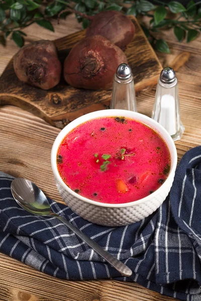 Vörös borscht leves tálban. — Stock Fotó