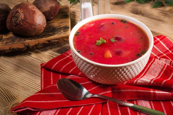 Rote Borschtsch-Suppe in Schüssel. — Stockfoto
