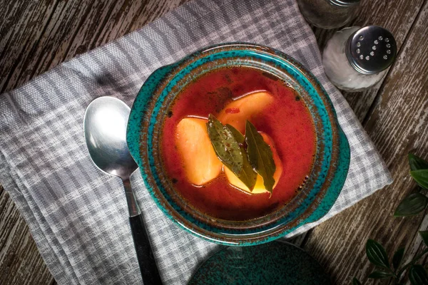 Sopa de borscht rojo en tazón . — Foto de Stock