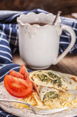 Peynir ve ıspanak ile doldurulmuş krep.