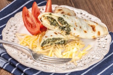 Peynir ve ıspanak ile doldurulmuş krep.