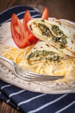 Peynir ve ıspanak ile doldurulmuş krep.