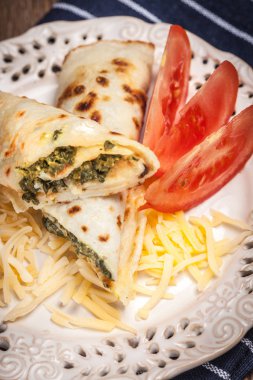 Peynir ve ıspanak ile doldurulmuş krep.