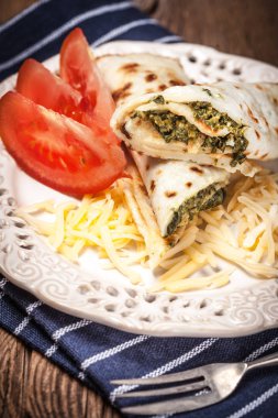 Peynir ve ıspanak ile doldurulmuş krep.