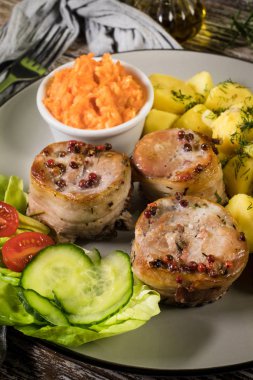 Domuz pastırmasına sarılı domuz filetosu..