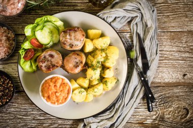 Domuz pastırmasına sarılı domuz filetosu..