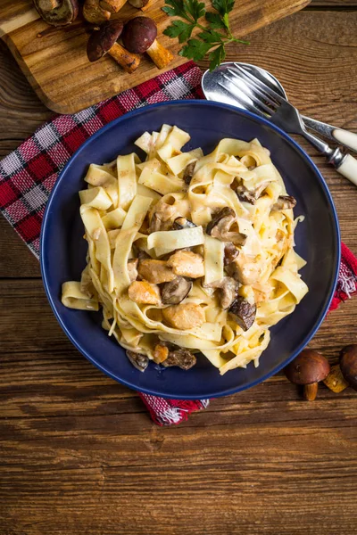 Tagliatelle pasta with forest mushrooms and chicken. — Stock Photo, Image