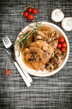 Mantar ile kızarmış domuz pirzola.