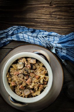 Geleneksel Lehçe lahana turşusu (bigos).