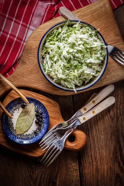 Salade met kool en dille. — Stockfoto