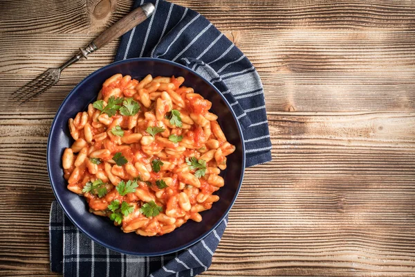 Cavatelli pasta med färsk tomatsås. — Stockfoto