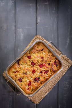 Fırından Rhubarb kek.