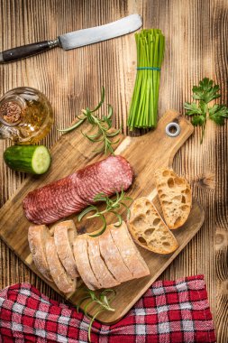 İtalyan ciabatta ekmek Salam ile dilim kesilmiş.