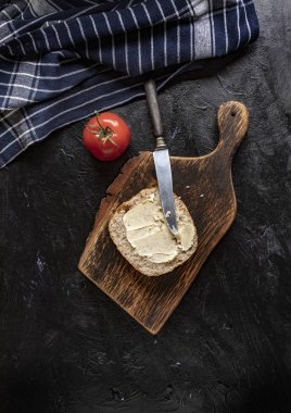 Tereyağlı ekmek dilimi.