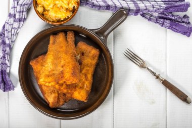 Ekmek kırıntıları cod parçaları.