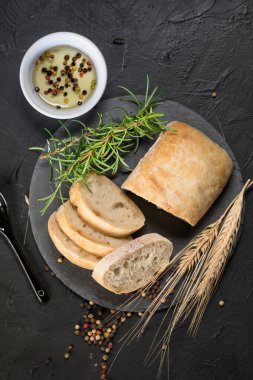 İtalyan ciabatta ekmeği dilimlenmiş..