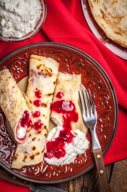 Haddelenmiş krep peynir ile doldurulmuş.