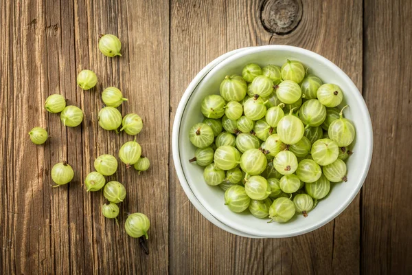 Frische Stachelbeere in einer weißen Schüssel. — Stockfoto