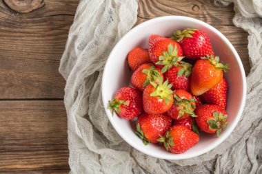 Ev bahçesinden taze çilek.