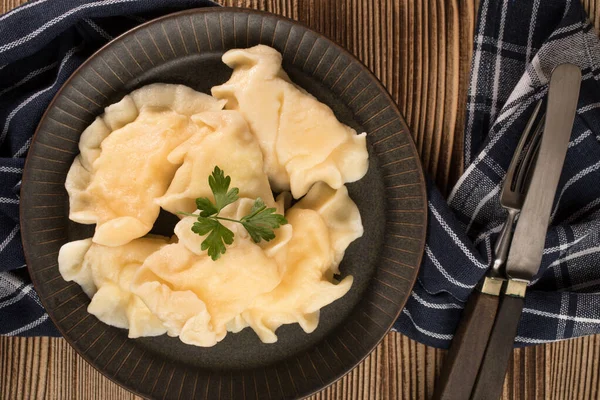 Apetitivo albóndigas tradicionales de Europa del Este (pierogi) con queso — Foto de Stock
