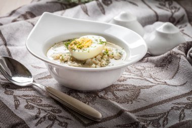 Yumurta beyaz kase ile kuzukulağı çorbası.