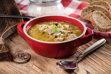 Sebzeli ve tavuklu arpa çorbası.