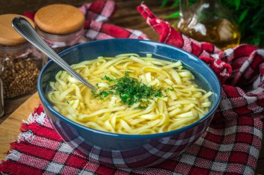 Suyu - bir kase tavuk çorbası.