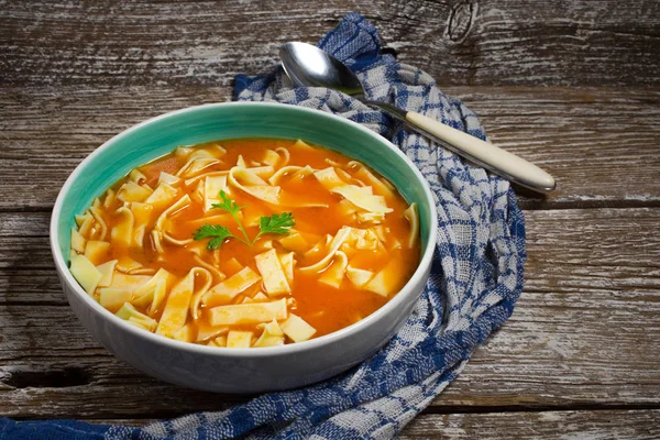 Minestra di pomodoro con tagliatelle in una ciotola . — Foto Stock