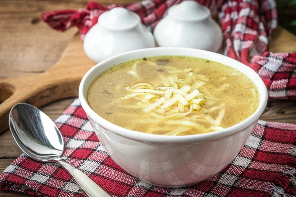 Bouillon - kippensoep in een kom. — Stockfoto