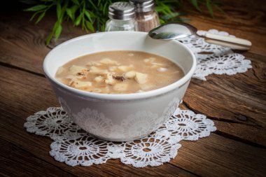 erişte ile mantar çorbası.