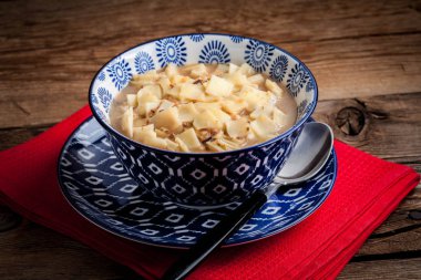 erişte ile mantar çorbası.