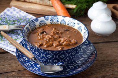 gulaş çorbası domuz eti ve mantar ile.