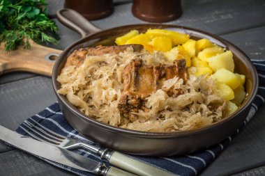 Kızarmış kaburga lahana turşusu.