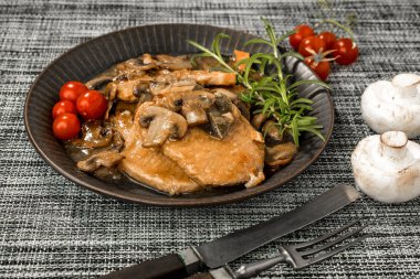Mantar ile kızarmış domuz pirzola.