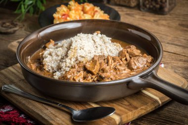 Pişirilmiş etli arpa kabuğu çıkarılmış tane.