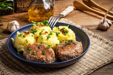 Hizmet ile haşlanmış patates köfte.