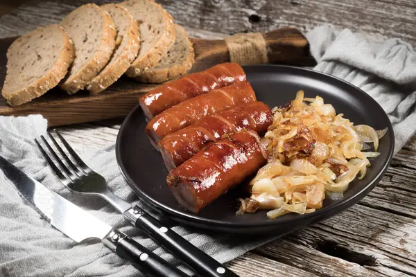 Salchicha frita con cebolla . — Foto de Stock