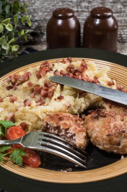 Haşlanmış lahana turşulu kıymalı pirzola..