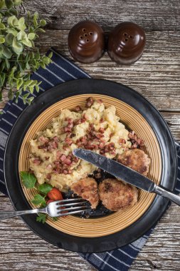 Pirzolalar haşlanmış lahana turşusuyla servis edilir.