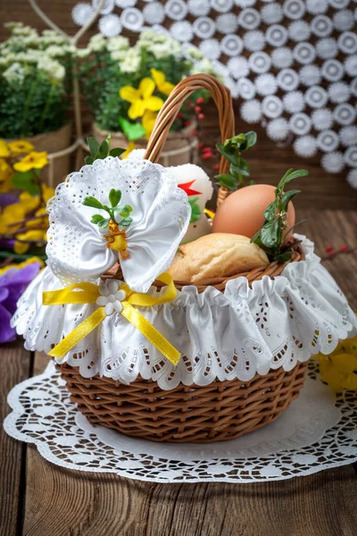 Traditional Easter basket with food. — Stock Photo, Image