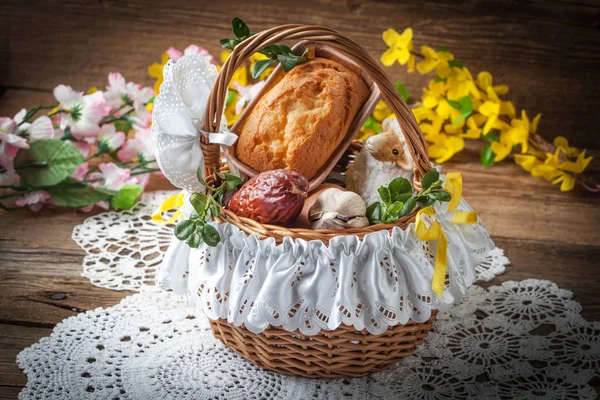 Gıda ile geleneksel Paskalya sepeti. — Stok fotoğraf