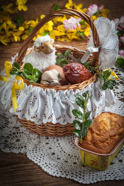 Panier traditionnel de Pâques avec nourriture . — Photo