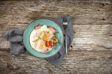 Domuz jambonlu kızarmış yumurta..