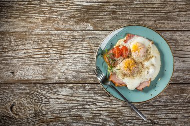 Domuz jambonlu kızarmış yumurta..