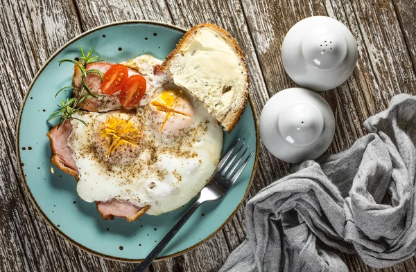 Œufs frits au jambon de porc . — Photo