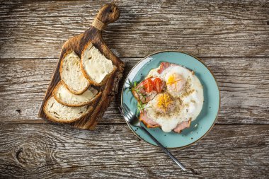 Domuz jambonlu kızarmış yumurta..