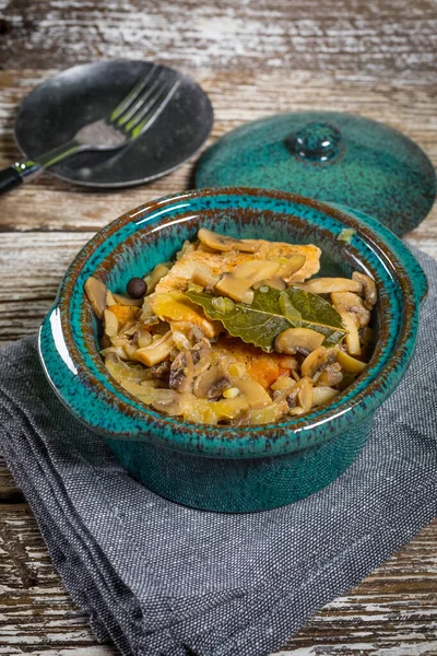 Lomo de cerdo guisado con champiñones . — Foto de Stock